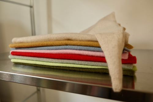 100% cashmere triangle scarf - blue